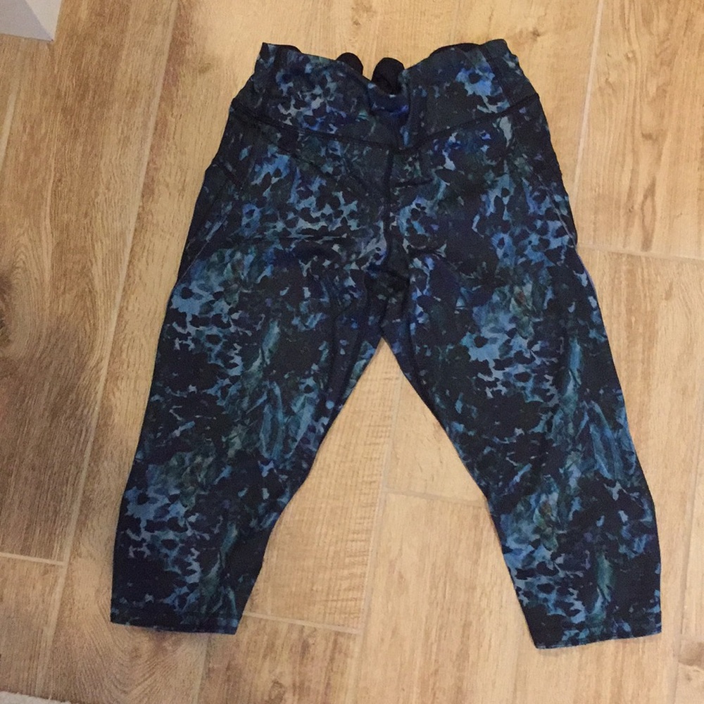 Knee length lulus with side side pocket.
